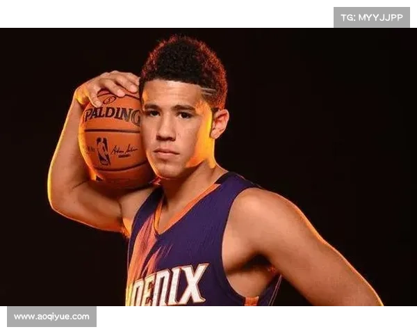 德文·布克凭借出色篮球智商精准决策引领赛场表现